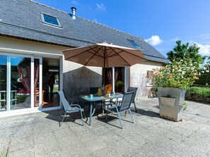 Himmel, Pflanze, Gebäude, Wolke, Fenster, Tabelle, Stuhl, Schatten, Tür, Hütte