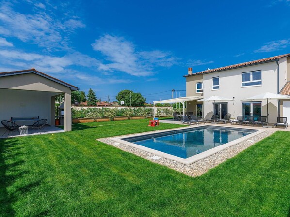 Sky, Building, Cloud, Plant, Window, Swimming Pool, Blue, Shade, House, Land Lot