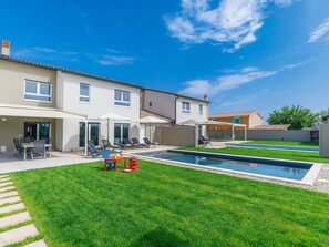 Cloud, Sky, Building, Window, Plant, Water, Blue, House, Grass, Urban Design