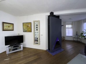 Picture Frame, Plant, Building, Hall, Wood, Living Room, Houseplant, Flooring, Floor, Laminate Flooring