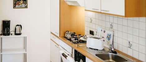 Cabinetry, Køkkenvask, Håndvask, Countertop, Ejendom, Møbel, Tap, Hvid, Sanitærarmatur, Bygning