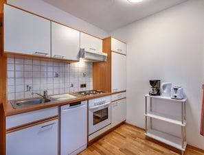 Küche, Interior Design, Holz, Major Appliance, Flooring, Countertop, Zimmer, Küchengerät, Fussboden, Cabinetry