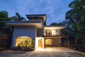 Villa Palmeras with jungle views & pool near MA (910)