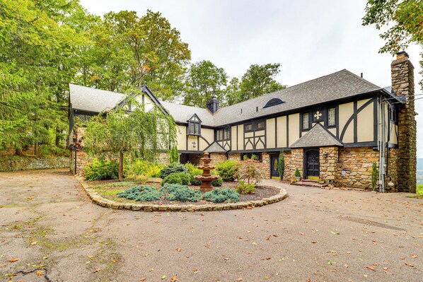 Hazleton Vacation Rental | 9BR | 5BA | 6,300 Sq Ft | 2 Steps Required For Entry