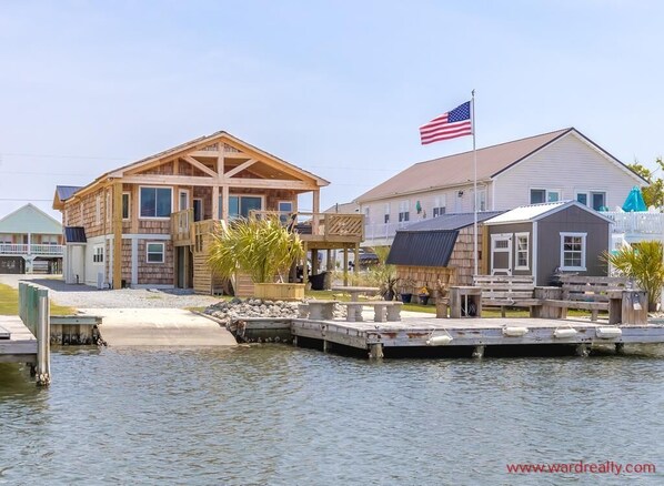 Canal Chalet Canalfront Exterior