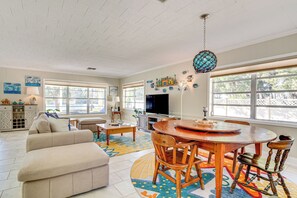 Living Room | Free WiFi | Smart TV