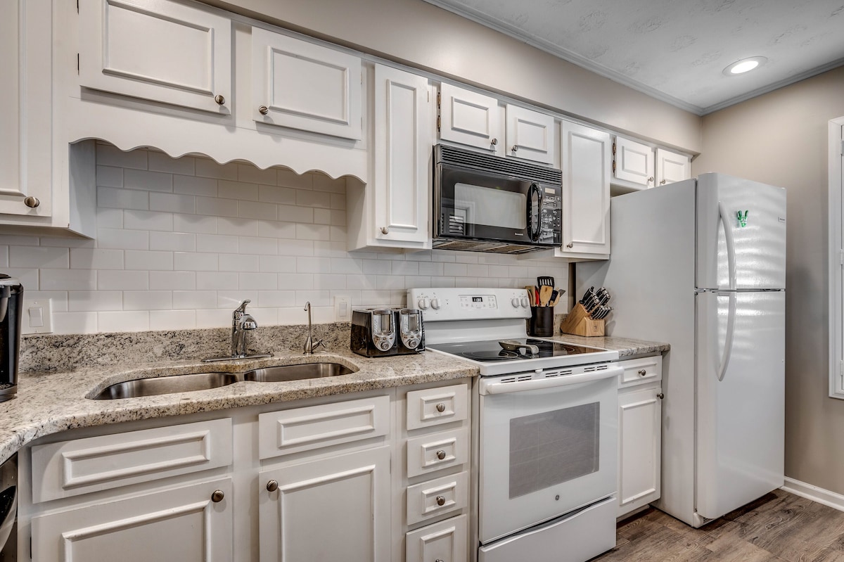 Large 2 Bedroom 2 Bath Pool / Courtyard View Condo – Anchorage Rentals