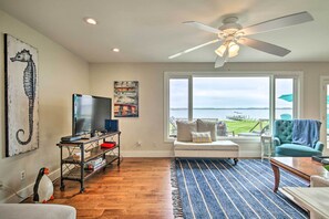 Living Room | Smart TV w/ Cable