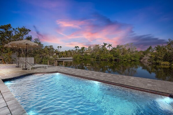 Private Pool, Canalfront