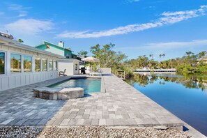 Private Pool, Canalfront