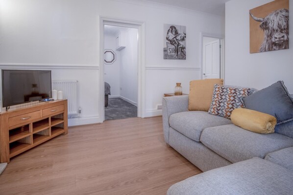 Ivy Cellar - 2 Bedroom Apartment - Tenby (10982)