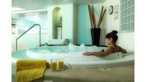 hot tub - Indoor pool area