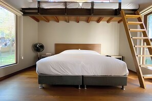 Descansa en esta habitación que cuenta con una cama king y en la parte superior 2 camas individuales, perfecta para familia o amigos.