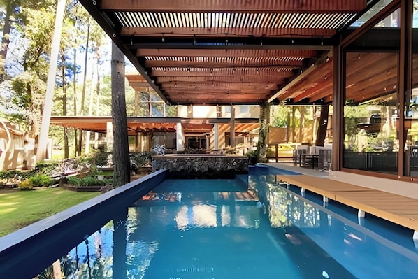Descubre tu siguiente escapada en Valle de Bravo: relájate en la increíble alberca con jacuzzi, ideal para disfrutar de momentos individuales con la familia y amigos en un entorno seguro.