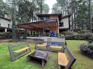 Disfruta de la tranquilidad del entorno natural, relájate en su hermoso jardín o comparte momentos inolvidables junto al fogatero exterior bajo las estrellas. El lugar perfecto para reconectar con la naturaleza.