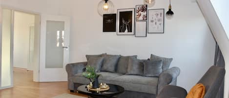 Wohnzimmer mit großer Schlafcouch