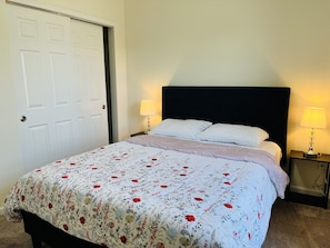 Bedroom 2 - Queen bed - main floor