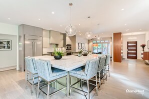 Fully-equipped kitchen with island