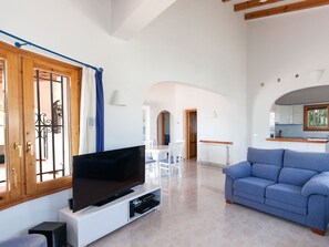 Couch, Eigentum, Möbel, Bilderrahmen, Azurblau, Komfort, Interior Design, Wohnzimmer, Holz, Flooring