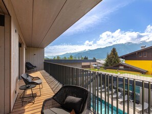 Ciel, Meubles, Bâtiment, Nuage, Propriété, Clôture, Porche, Chaise, Maison, Ombre