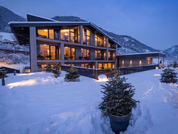 Schnee, Gebäude, Pflanze, Himmel, Eigentum, Fenster, Berg, Natur, Haus, Beleuchtung