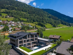Himmel, Daytime, Berg, Eigentum, Wolke, Gebäude, Pflanze, Natur, Natürliche Landschaft, Steigung