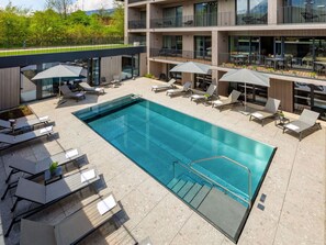 Meubles, Bâtiment, Propriété, L'Eau, Fenêtre, Piscine, Table, Chaise, Bleu Azur, Ombre