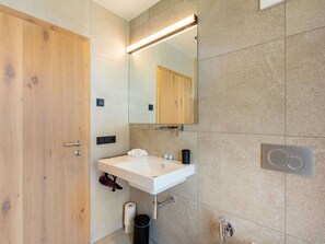 Espejo, Grifo, Lavabo, Arreglo De Tubería, Lavabo Del Baño, Propiedad, Baño, Edificio, Madera, Diseño De Interiores