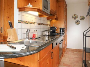 Evier, Robinet, Évier, Cabinetry, Propriété, Comptoir, Luminaire Plomberie, Cuisinière, Cuisine, Bois