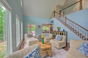 Living Room | Smart TV | Free WiFi