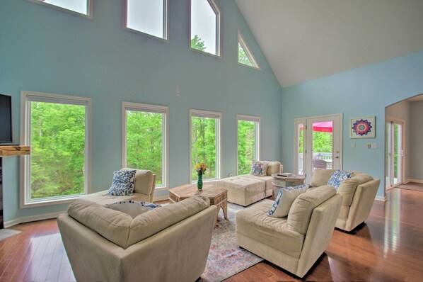 Buckingham Vacation Rental | 4BR | 2BA | 2,392 Sq Ft | Stairs Required