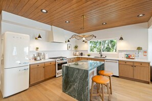Modern Kitchen w Full Amenities Dishwasher, Microwave, Coffee Maker, Toaster Oven plus More!