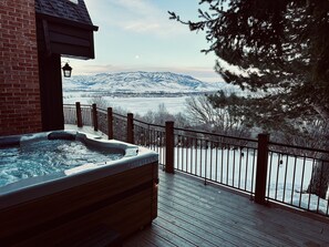 Brand new Hot tub with views of Pineview Reservoir. The Ogden Valley is a a recognized Dark Sky area. On a clear night the sky is covered in stars. 