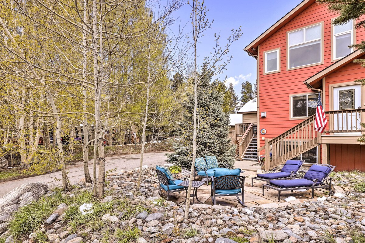 Central Frisco Townhome w/ Deck – Walk to Main St