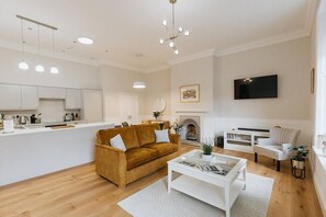 Spacious Luxe living room, relax after a day out walking and seeing the amazing views Richmond has to offer