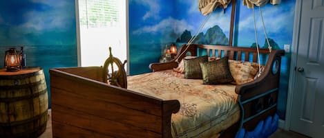 Pirate Room- queen bed 