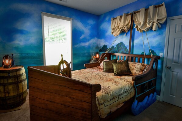 Pirate Room- queen bed 