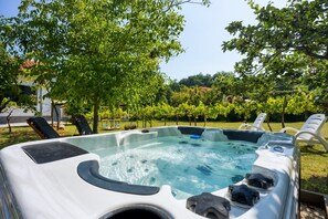 Outdoor spa tub