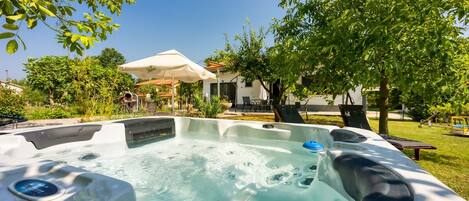 Outdoor spa tub