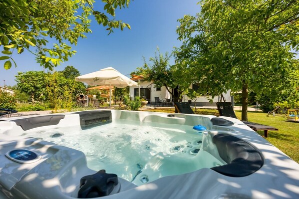 Outdoor spa tub