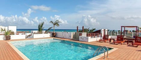 Rooftop terrace with swimming pool & stunning Caribbean Sea view!