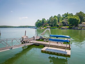 Floating open dock, 2 kayaks. Water does not work on slide.