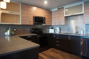 Fully equipped kitchen, plus we're just 5 miles away from local grocery stores.