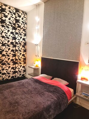 chambre principale, lit double, avec accès à la cour intérieure