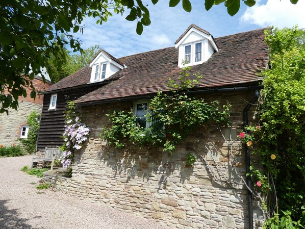 Saddlestones cottage front from driveway