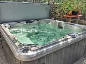 Outdoor spa tub