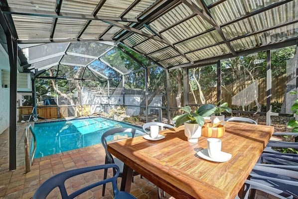 Feeling like an outside breakfast by the pool? No problem, the table is set for you!