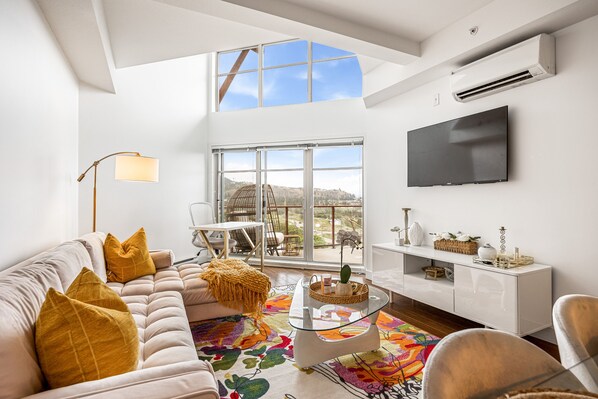 Welcome to the Okanagan! Stylish, comfortable and packed with amenities!
