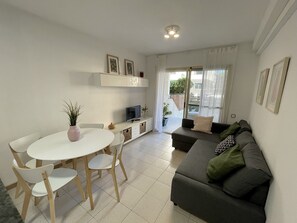 Living room of the La Pineda holiday apartment with access to terrace