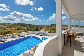Pool and breakfast bar